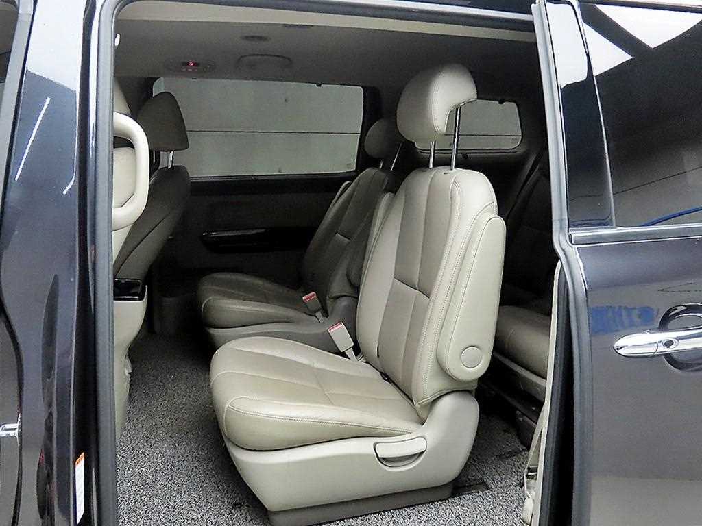 KIA Carnival - Vista 6