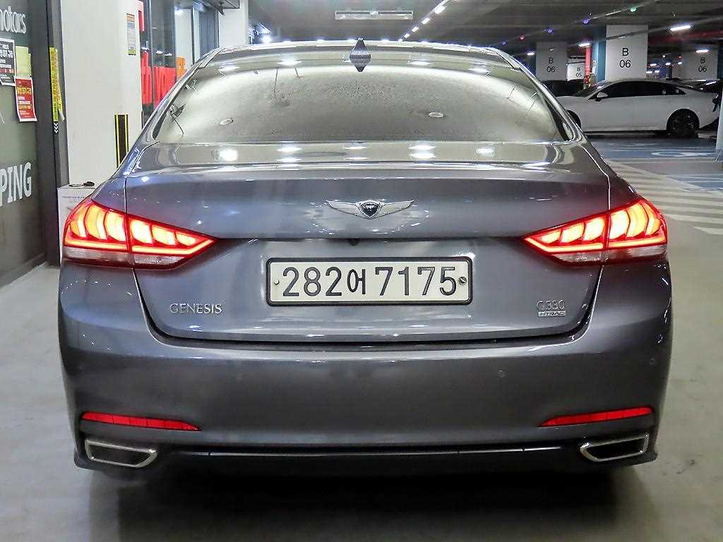 HYUNDAI Genesis - Vista 5