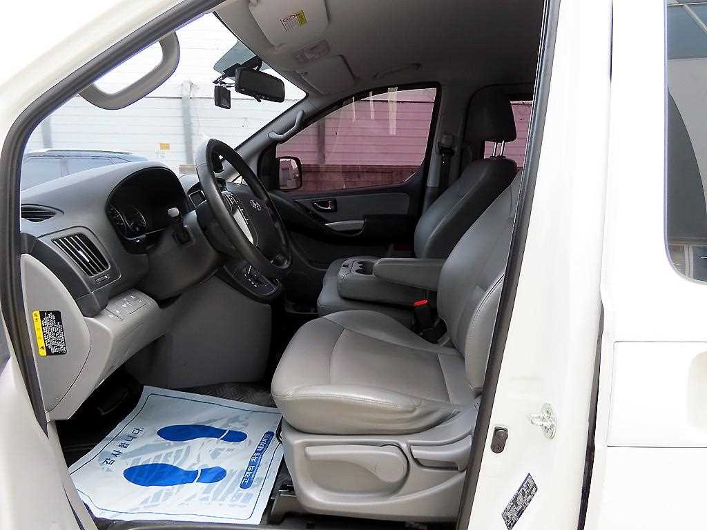 HYUNDAI Starex - Vista 5
