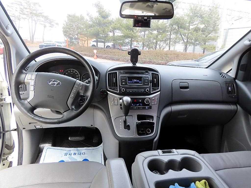 HYUNDAI Starex - Vista 8