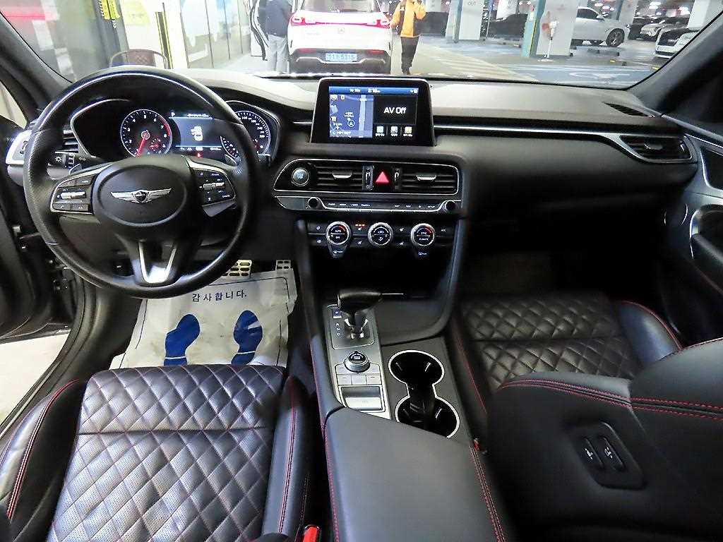 Genesis G70 - Vista 10