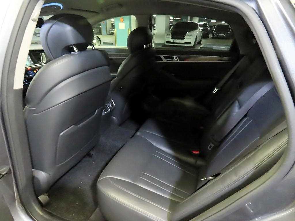 HYUNDAI Genesis - Vista 7