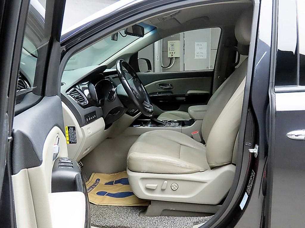 KIA Carnival - Vista 5