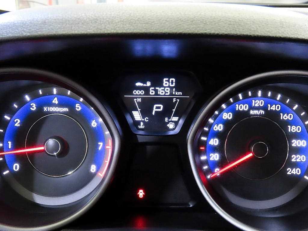 HYUNDAI Avante - Vista 9