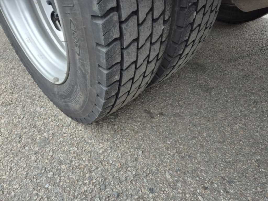 medium and large cargo truck - Vista 11