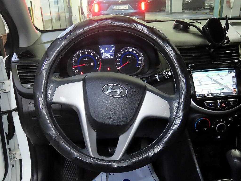 HYUNDAI Accent - Vista 8