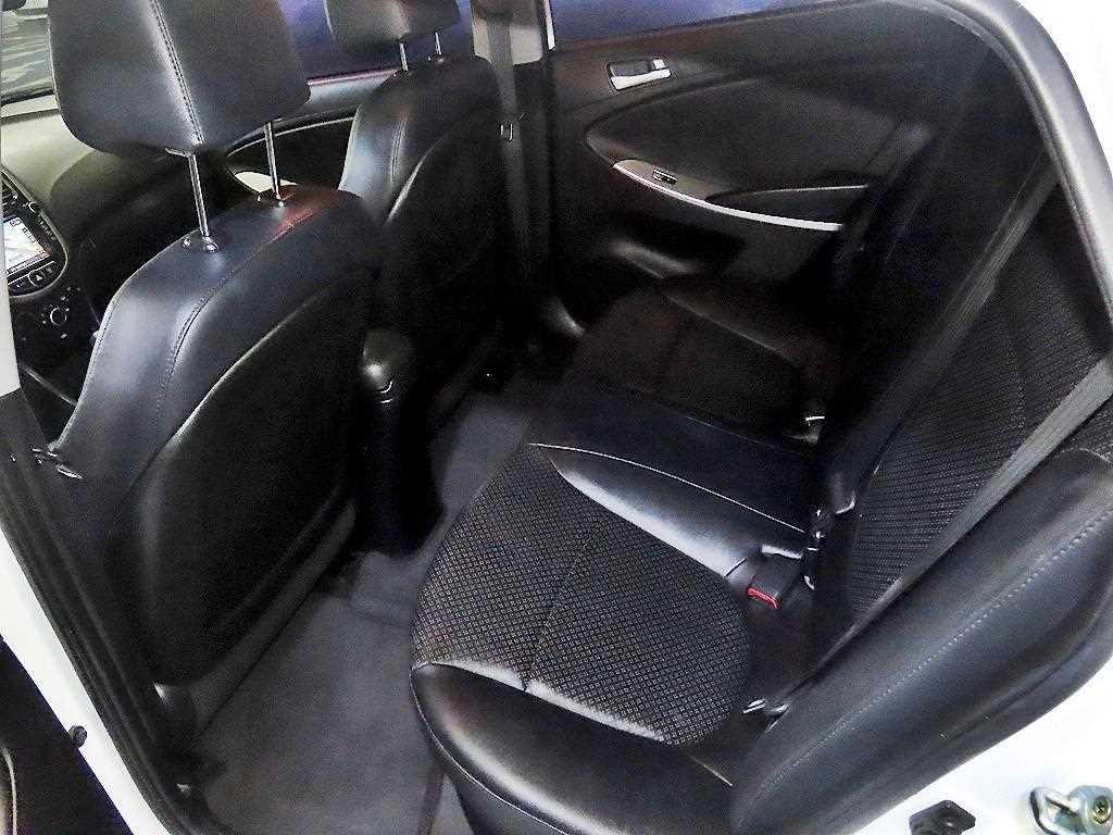 HYUNDAI Accent - Vista 7