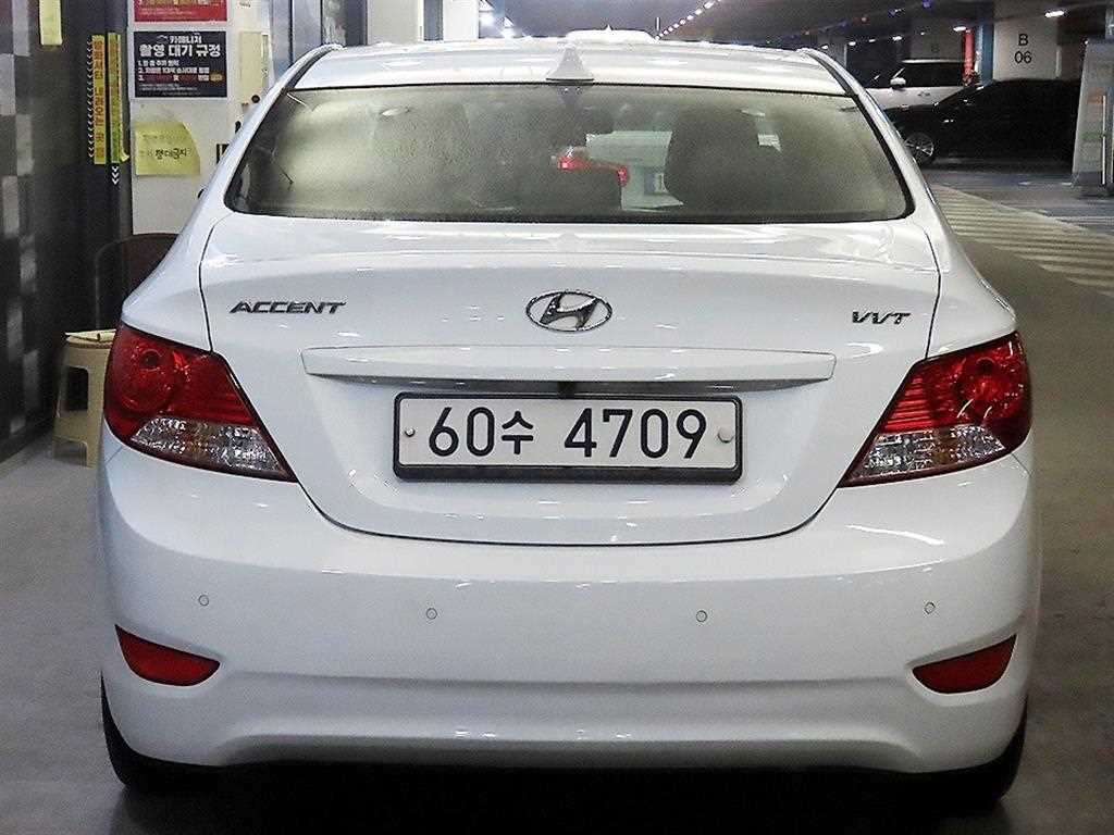 HYUNDAI Accent - Vista 5
