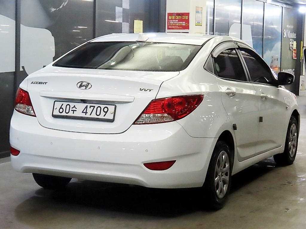 HYUNDAI Accent - Vista 4