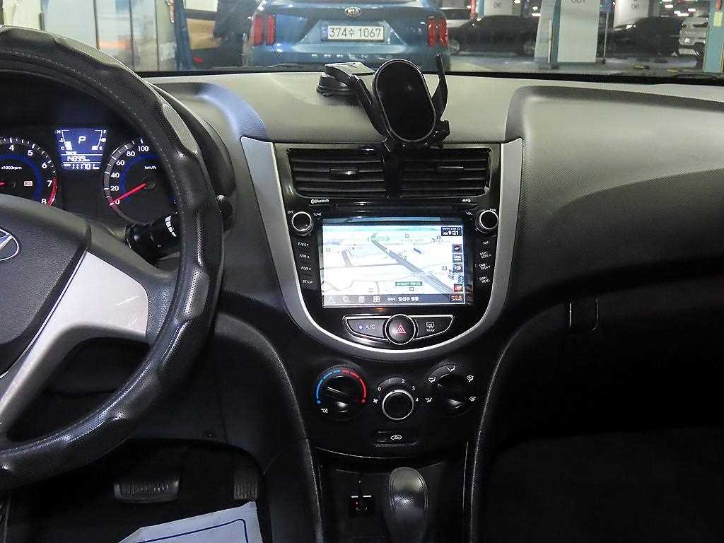 HYUNDAI Accent - Vista 11