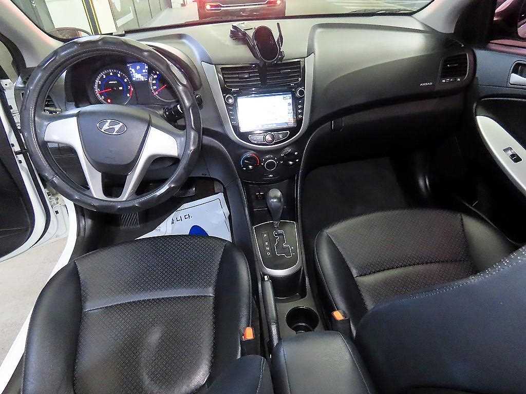 HYUNDAI Accent - Vista 10