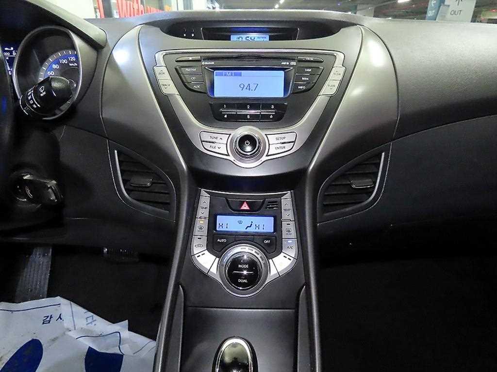 HYUNDAI Avante - Vista 11