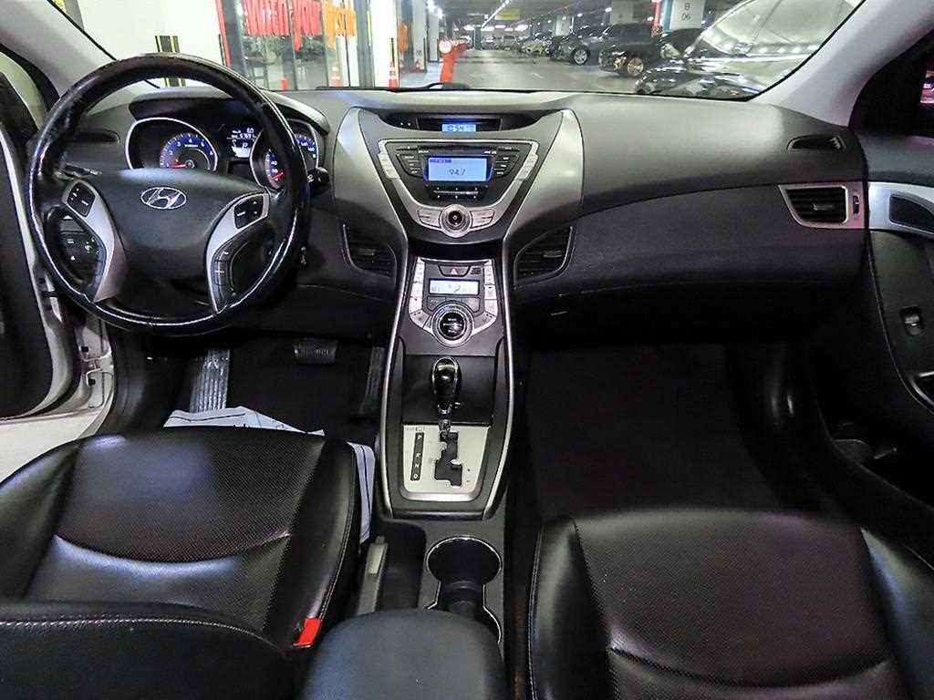 HYUNDAI Avante - Vista 10