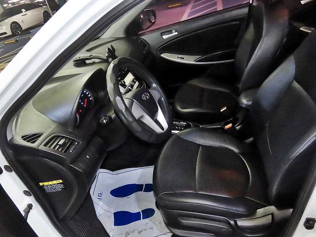 HYUNDAI Accent - Vista 6