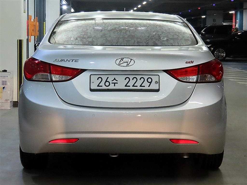 HYUNDAI Avante - Vista 5