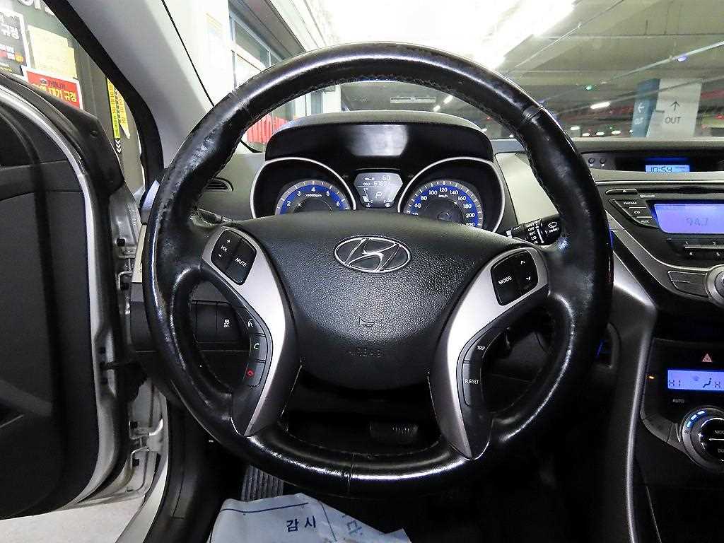 HYUNDAI Avante - Vista 8