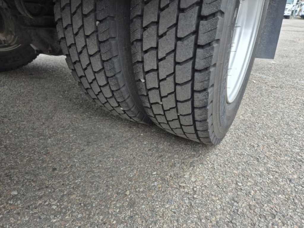 medium and large cargo truck - Vista 9