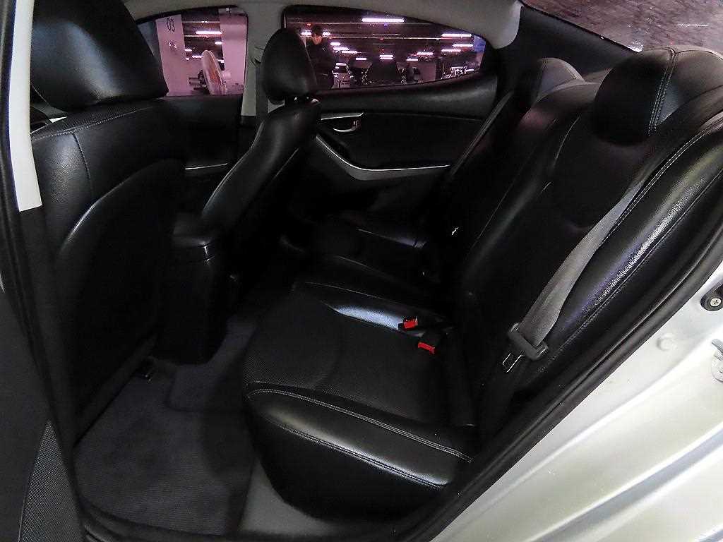 HYUNDAI Avante - Vista 7