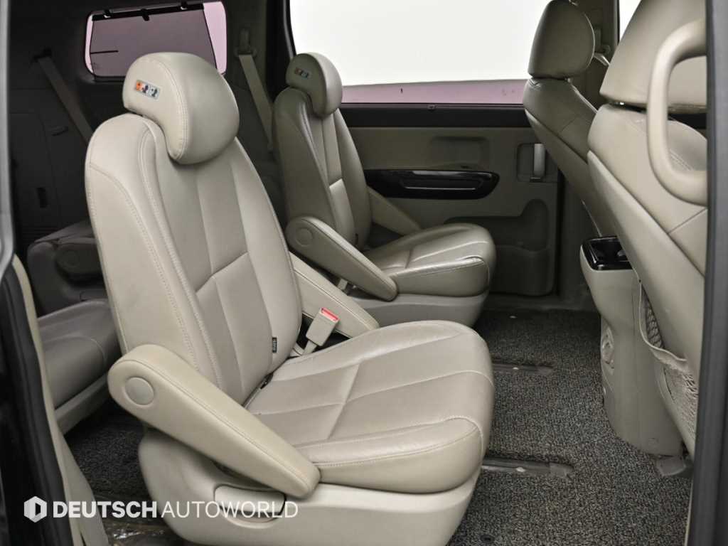 KIA Carnival - Vista 12