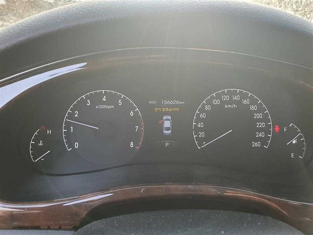 HYUNDAI Genesis - Vista 5