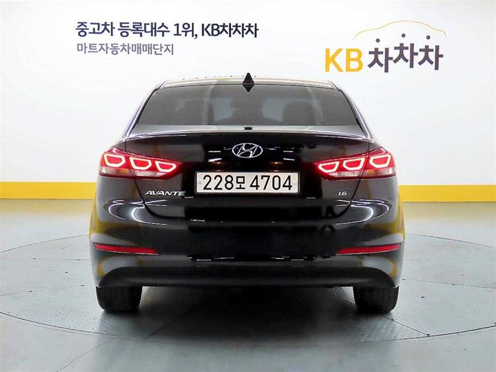 HYUNDAI Avante - Vista 3