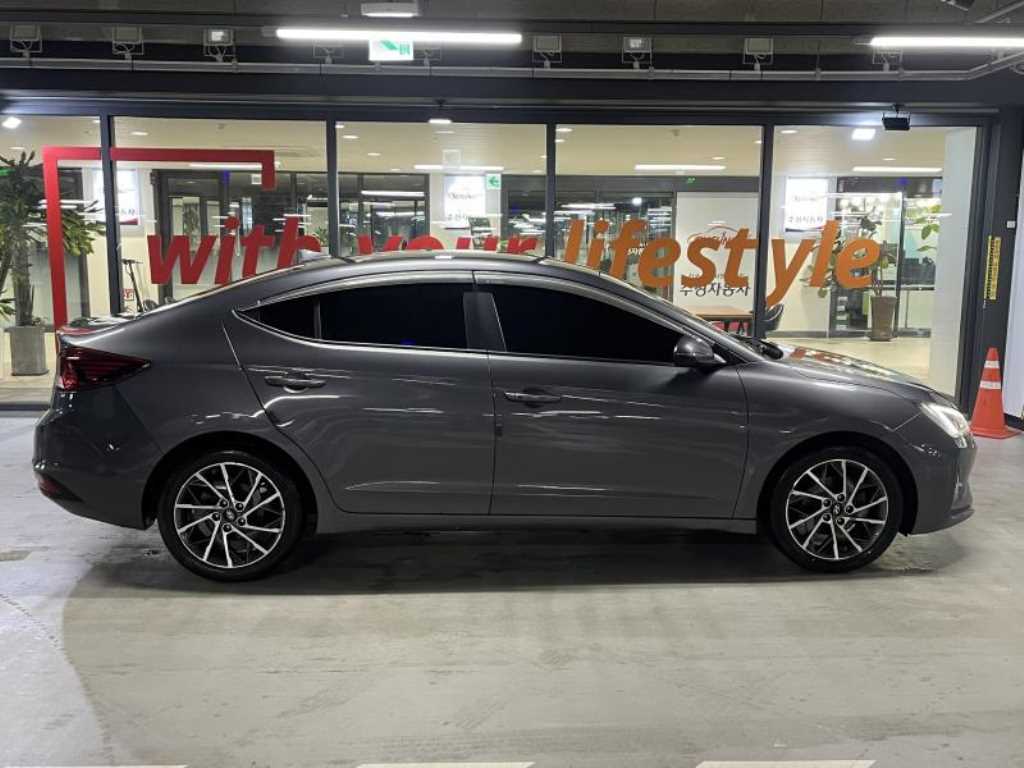 HYUNDAI Avante - Vista 3