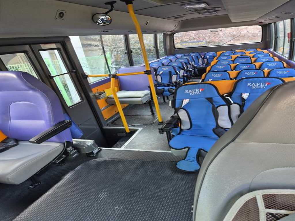 medium and large bus Hyundai bus - Vista 4