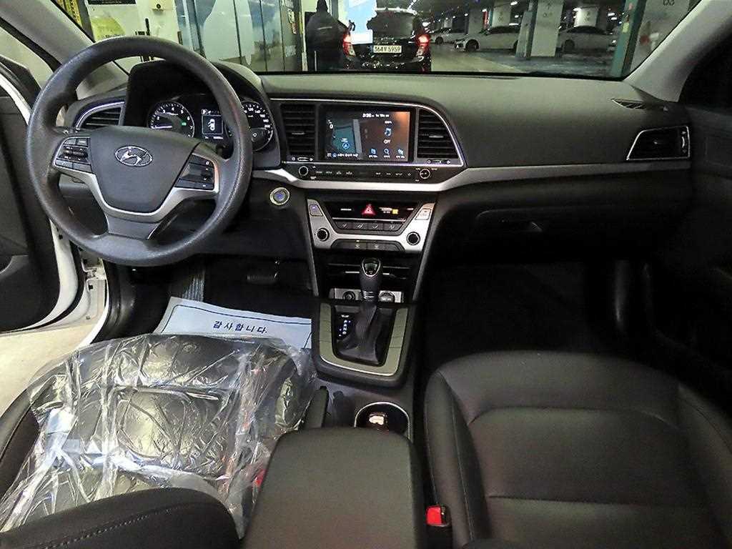 HYUNDAI Avante - Vista 10