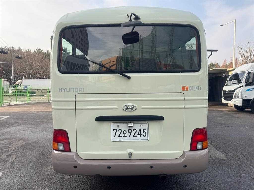 medium and large bus Hyundai bus - Vista 5