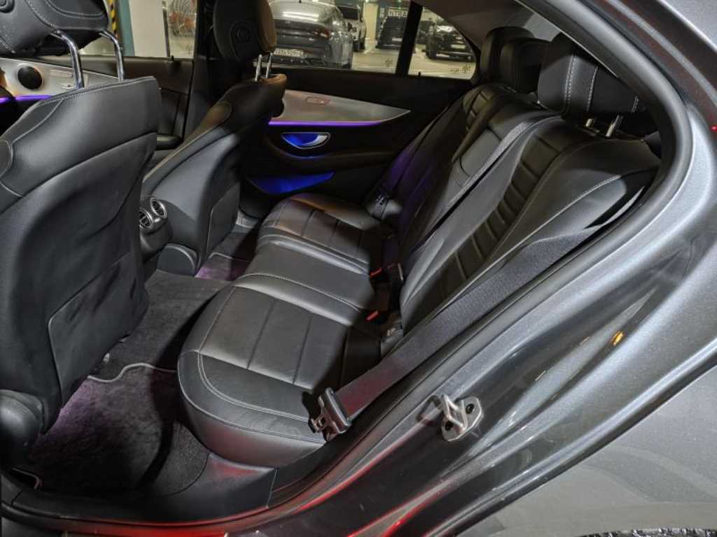 Mercedes Benz E class - Vista 8