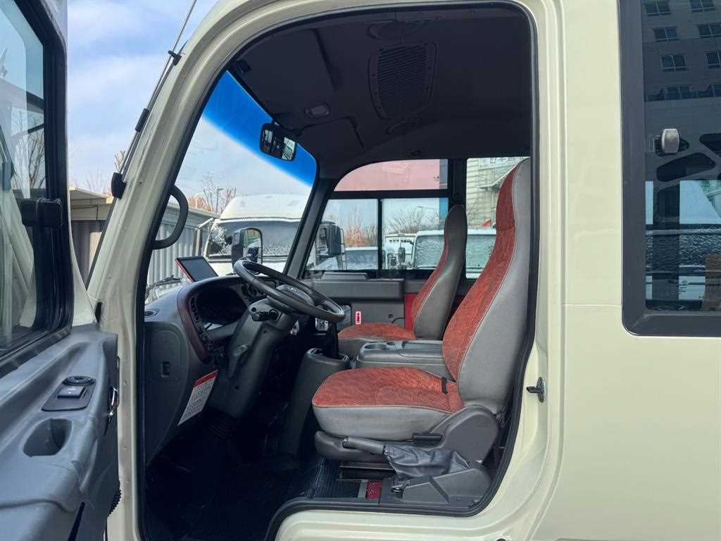 medium and large bus Hyundai bus - Vista 7