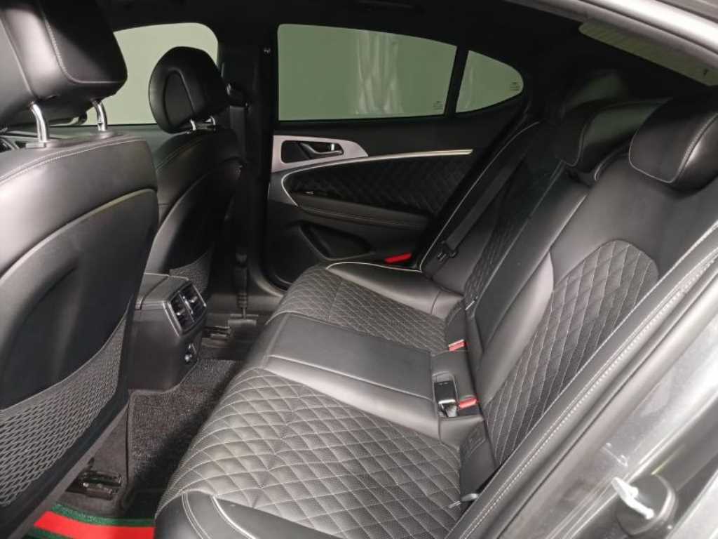 Genesis G70 - Vista 8