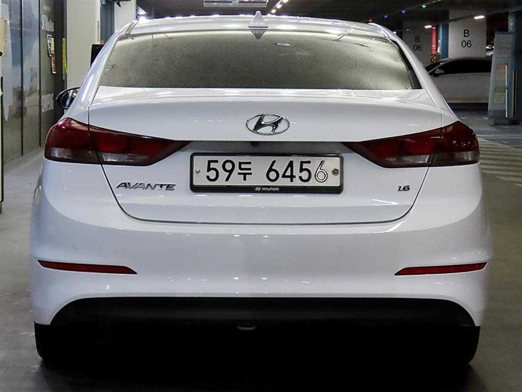 HYUNDAI Avante - Vista 5