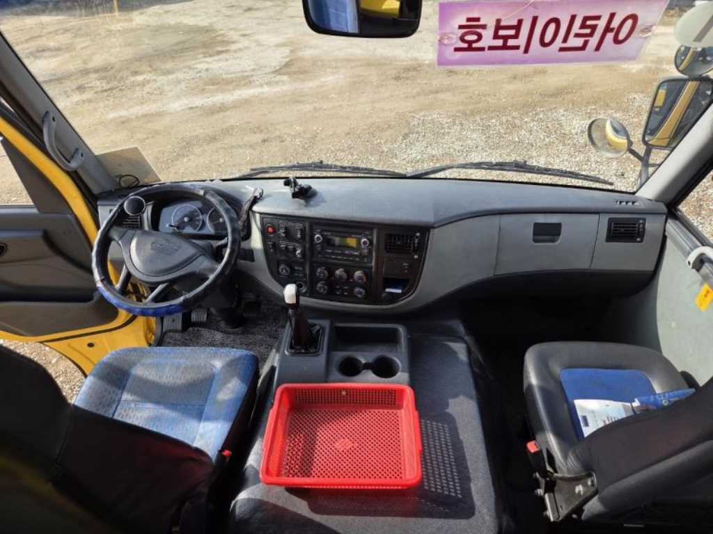 medium and large bus Medium Daewoo Bus - Vista 12