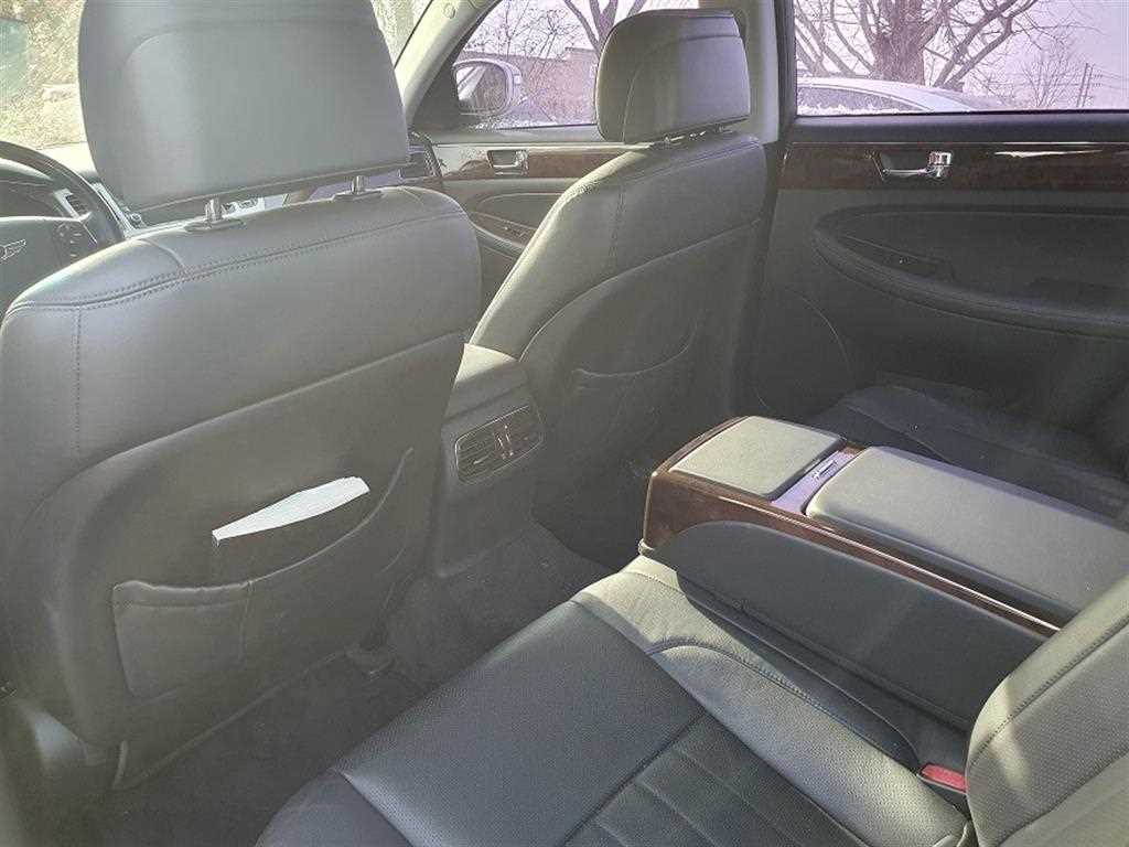 HYUNDAI Genesis - Vista 7