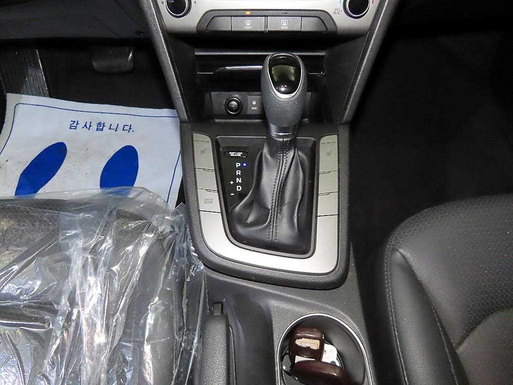 HYUNDAI Avante - Vista 12