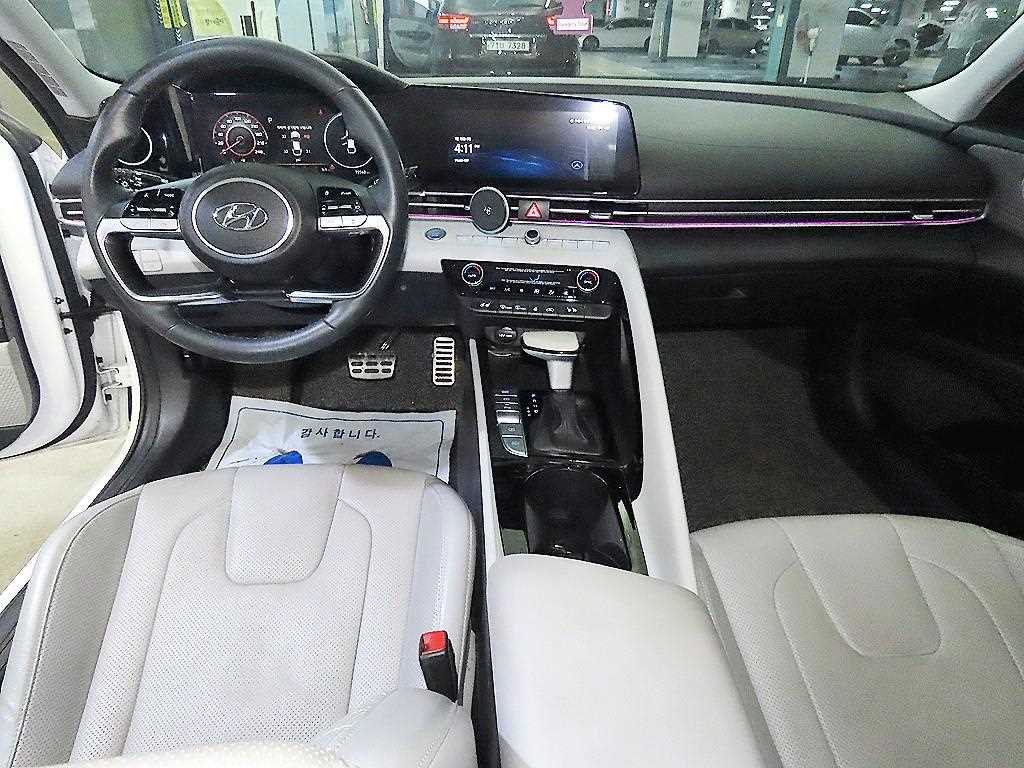 HYUNDAI Avante - Vista 10