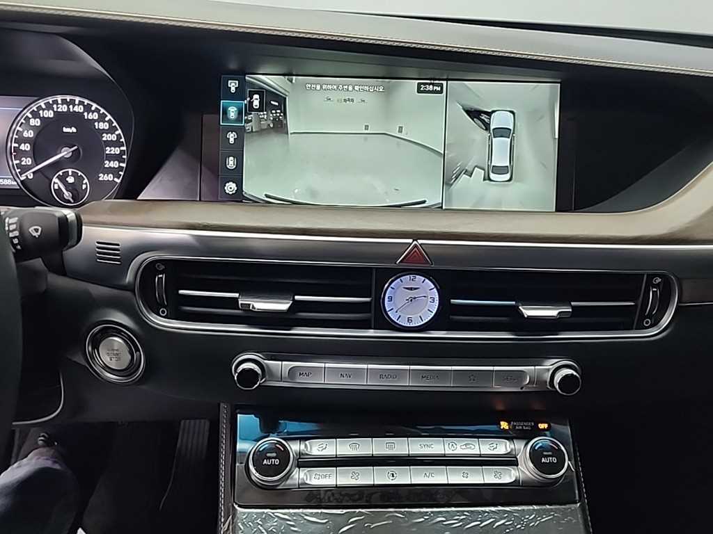 Genesis G90 - Vista 10