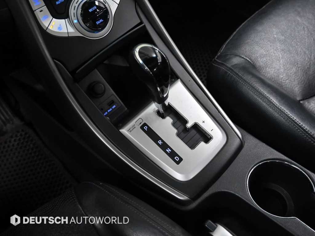 HYUNDAI Avante - Vista 9