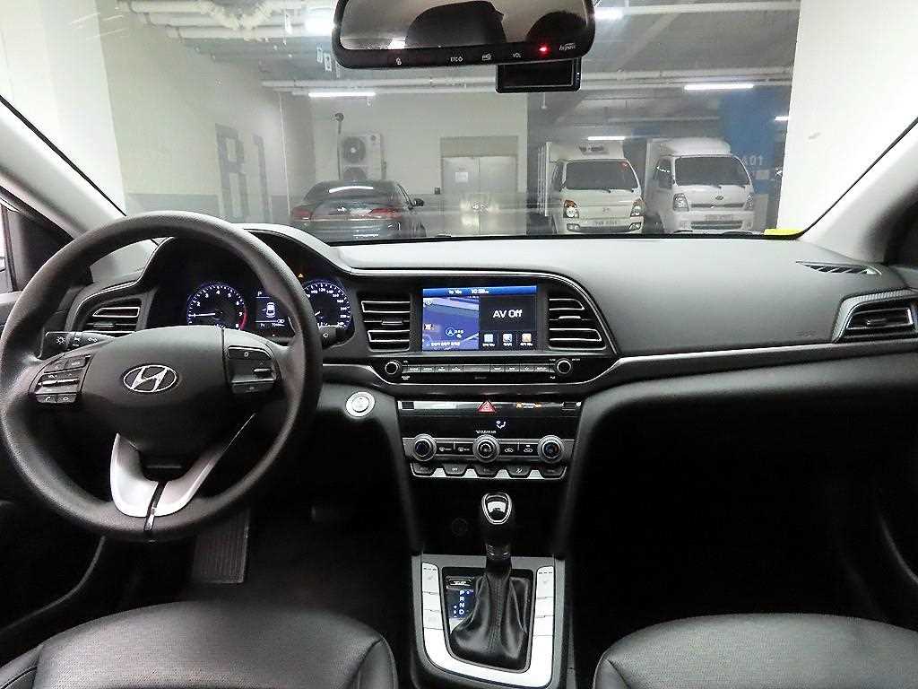 HYUNDAI Avante - Vista 8