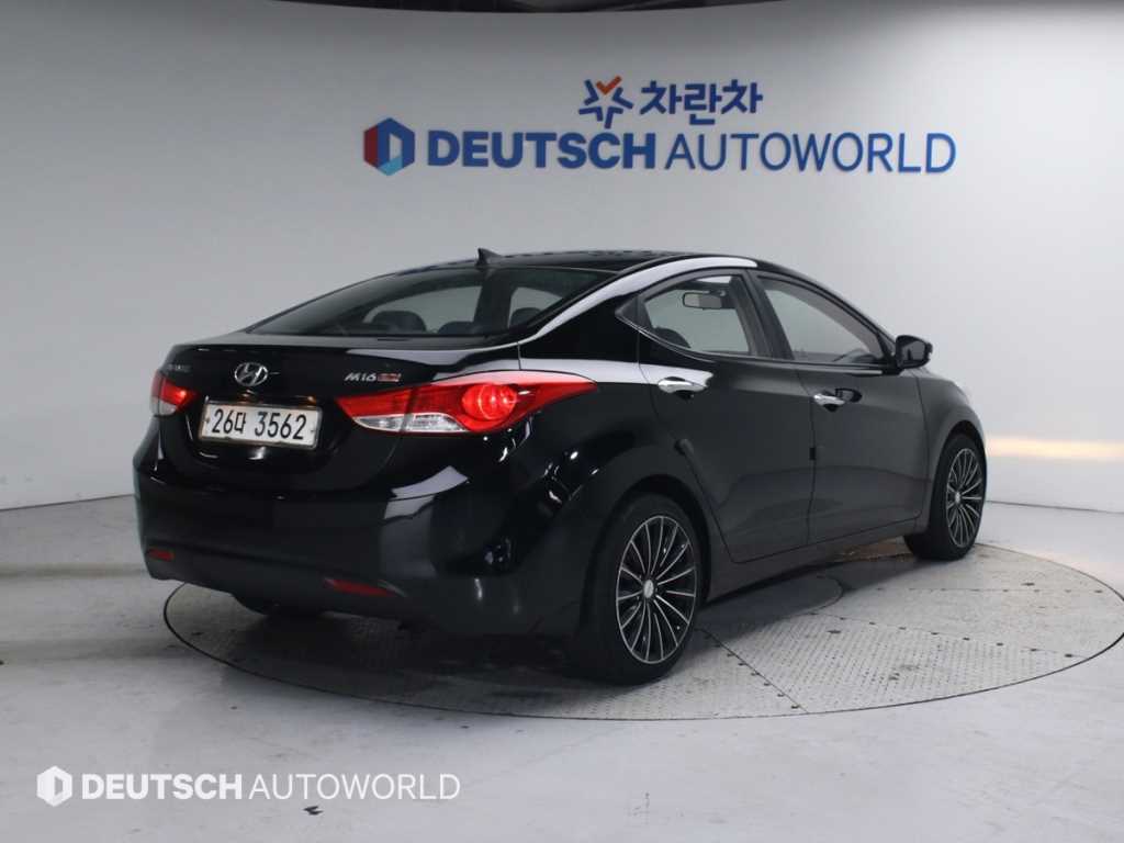 HYUNDAI Avante - Vista 2