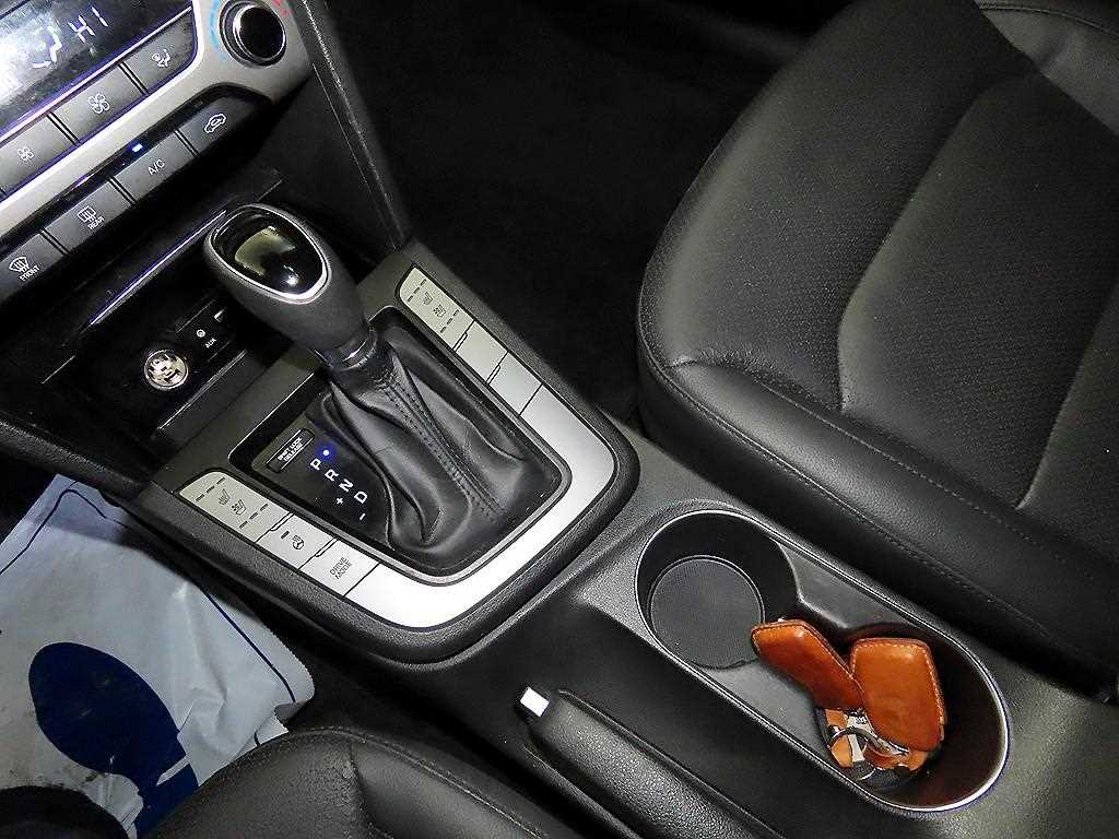 HYUNDAI Avante - Vista 12