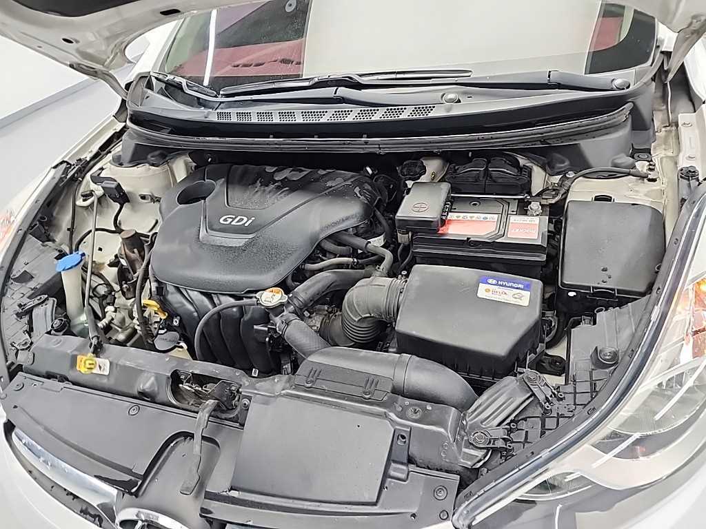 HYUNDAI Avante - Vista 5