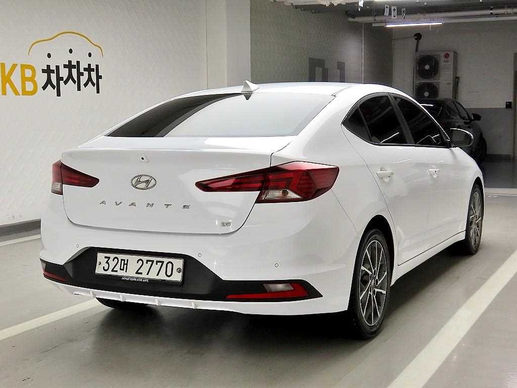 HYUNDAI Avante - Vista 4