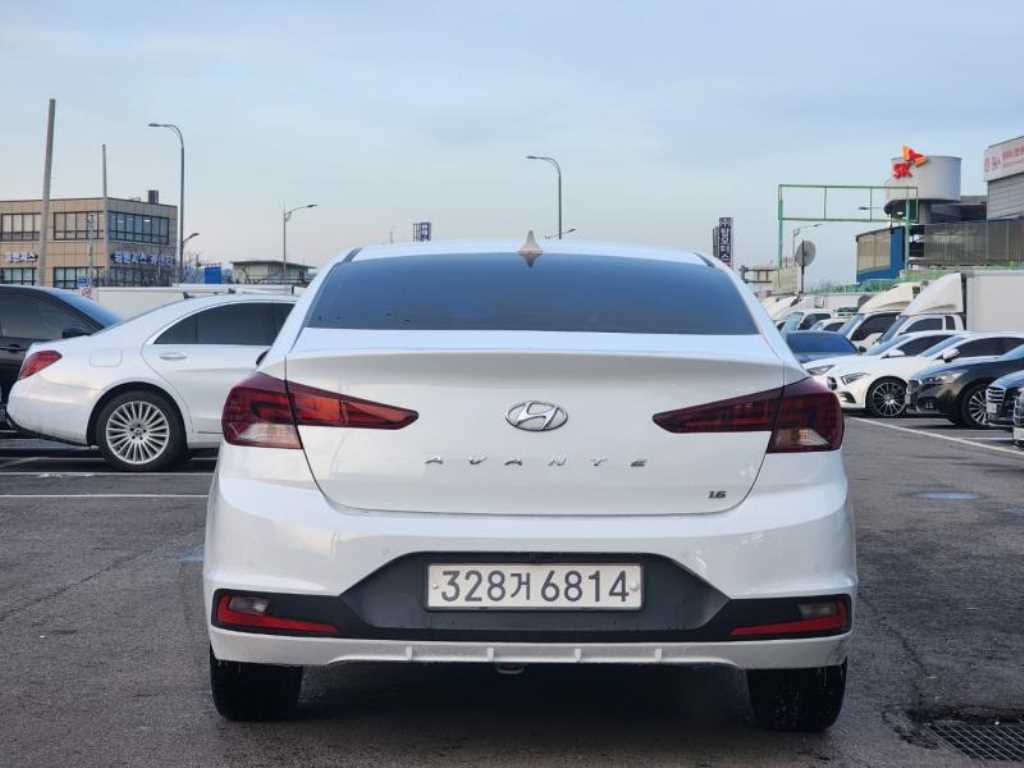 HYUNDAI Avante - Vista 4