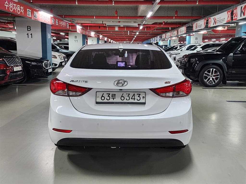 HYUNDAI Avante - Vista 5