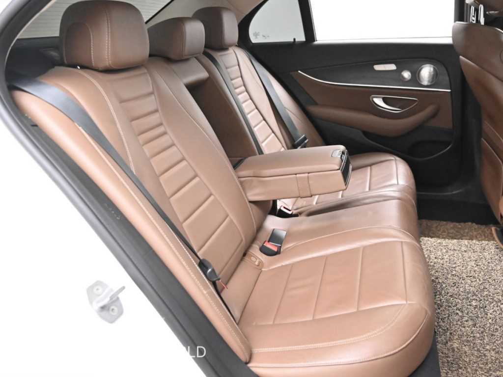 Mercedes Benz E class - Vista 12