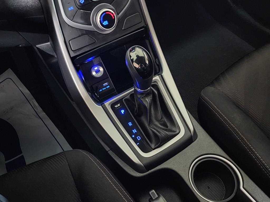 HYUNDAI Avante - Vista 11