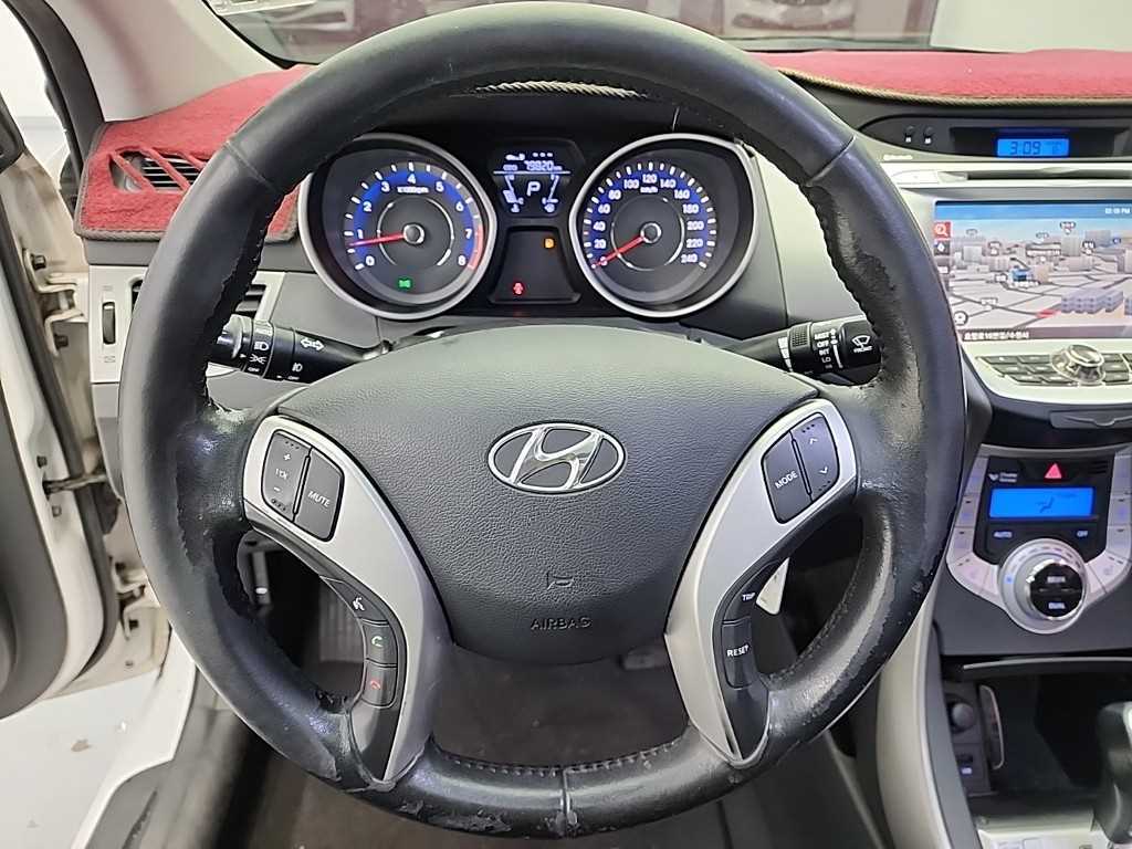 HYUNDAI Avante - Vista 9