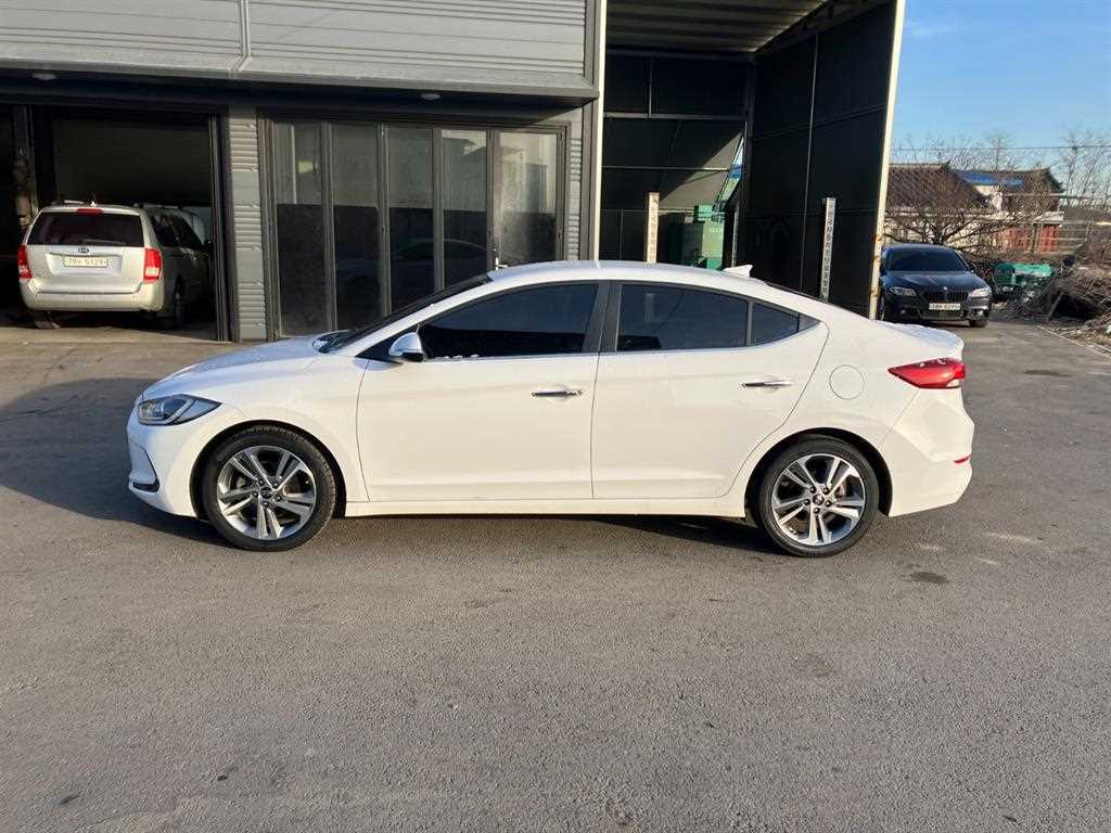 HYUNDAI Avante - Vista 3